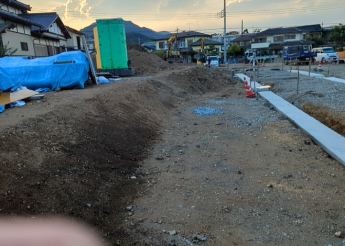 土地を買う際、住む地域の自治体や福祉の補助制度にも注目してみましょう。子供や老人の医療補助やゴミ出しのルールなど、自治体によってルールに大きな違いがあるため、暮らしやすい土地で判断するとよいでしょう。