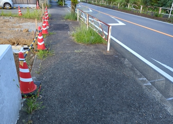 土地の前の道路に消火栓が設置されていることがあります。この場合、道路交通法第45条第1項により、駐車禁止の場所が指定されています。そのため、車庫などの駐車スペースをつくることができない場合があります。