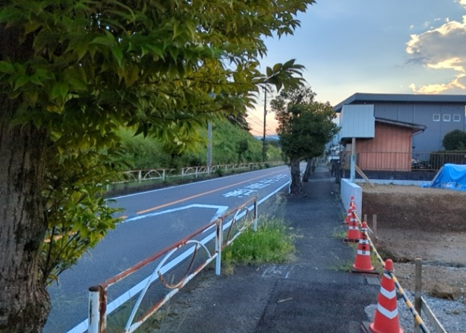 現地に行くなら、物件の周囲の地形がどうなっているかを見ることも大切です。周辺より低くなっている土地では、大雨などで水が集まりやすいため、地盤が弱くなっているということも考えられるため、注意が必要です。