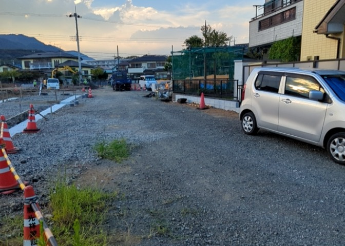 隣家の土地はどうなっているのか、生活利便施設が近くにあるのか、学校まで近いかなど、お客様のライフスタイルにあわせたイメージが重要です。また、近くにあると困る施設が近くにないかも確認するといいでしょう。