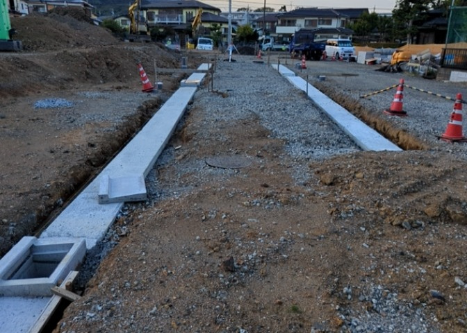 土地購入を検討されている場合、境界杭がない状態で購入してしまうと境界確定測量をする必要があり、費用がかかります。購入の前に、売主、隣土地所有者立ち合いのもと境界を確定し境界杭を設置するのがベストです。