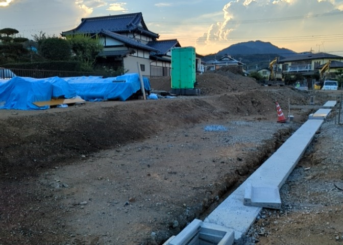 家を建てる前提で土地を探している場合、地盤の丈夫さは譲れない条件の一つです。地盤が脆弱だと追加工事が必要となります。また、過去に地盤沈下や液状化現象を起こした土地は、できるだけ避けた方がいいでしょう。