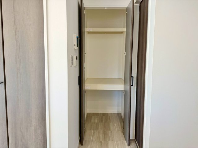 1Fおトイレ隣には、収納付き♪