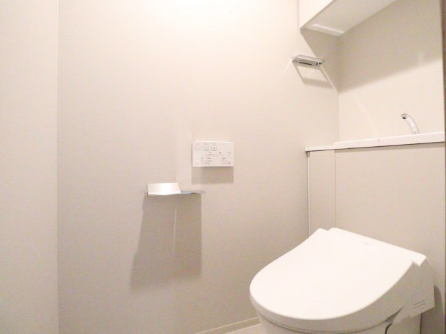 【トイレ】タンクレスなのでお手入れも楽々で清潔に保つことができます☆上部に吊戸棚あり！