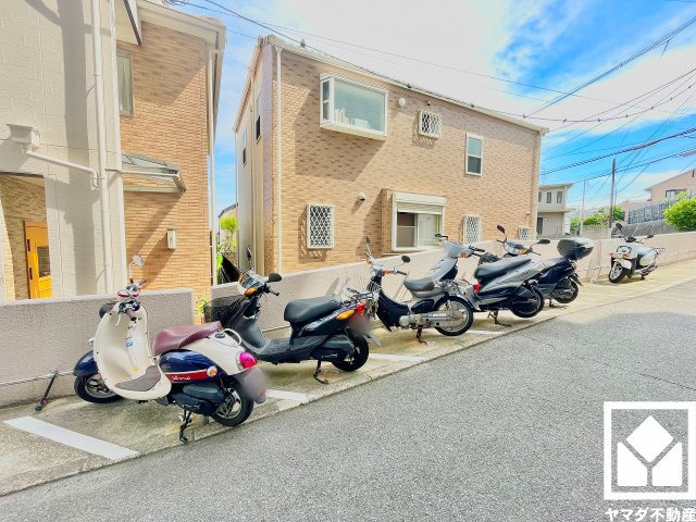バイク置き場も設置。しっかり区画が整理されており、使い勝手の良い設計です。（月額1000円）