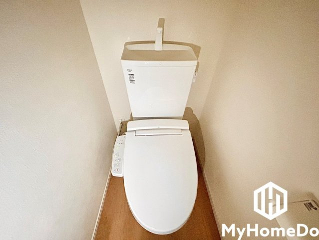 明るく清潔感溢れるトイレです。