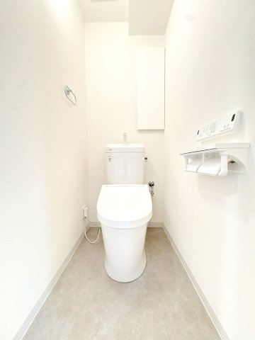 温水洗浄機付きのトイレになります♪
