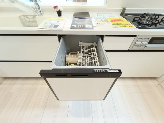 【食洗器】　食後の片付けをサポートしてくれる便利な食洗機付き