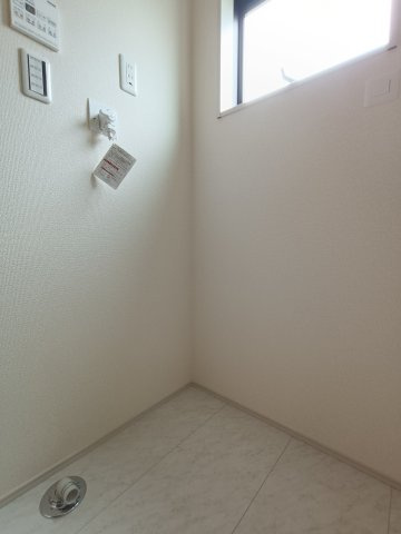 【洗面室】　室内設置で、冬や梅雨時も安心してお使いいただけます。