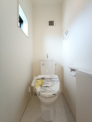 【トイレ】　シンプルで清潔感のあるトイレ空間です。