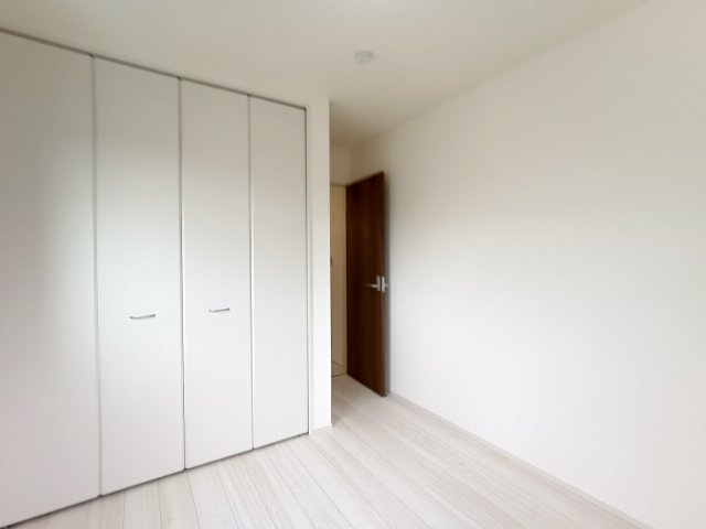 【洋室2　約5.0帖】　シンプルな造りで家具の配置がしやすい一部屋。自分好みの空間が作れます。　
