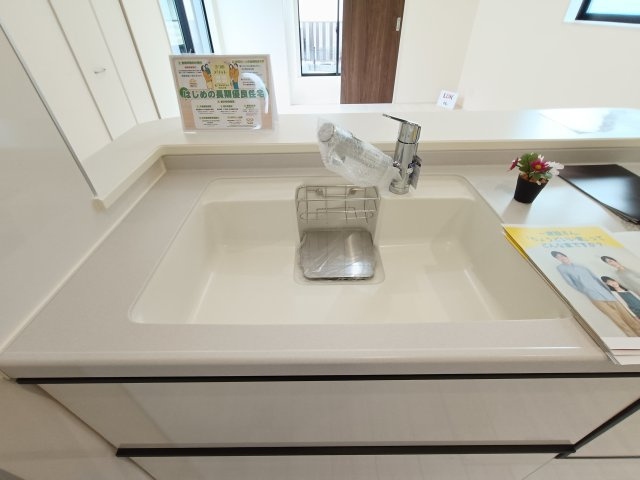 【シンク】　広々としたシンクで、洗い物や調理もスムーズに。