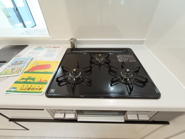 【コンロ】　3口コンロで複数の調理も効率よくこなせます。