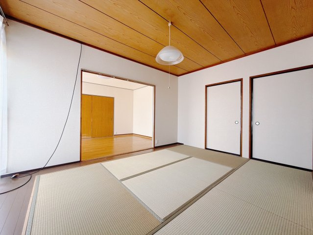 ■和室｜扉付きの和室なのでプライベートな空間にもなります。ご両親がお泊りになっても、ぬくもりを感じられる和室でゆっくりとお寛ぎいただけます♪