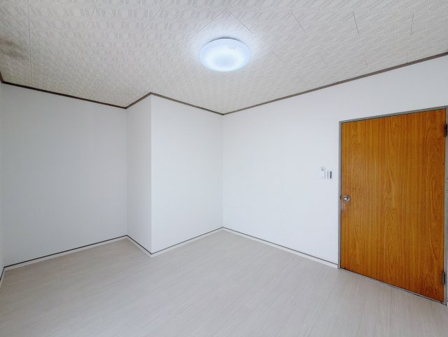 ■洋室｜ナチュラルカラーの床です。模様替えなどとても楽しく工夫できます♪陽当たり、風通しもとても良いので毎日快適な生活スタートです！子供部屋にも良いですね♪