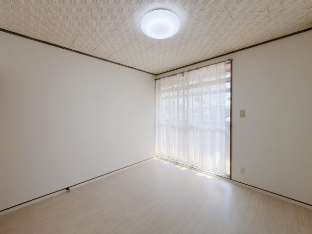 ■洋室｜大きい窓からあたたかいたっぷりの光が入ります♪開放的な空間で毎日をもっと快適に(*＾＾*)