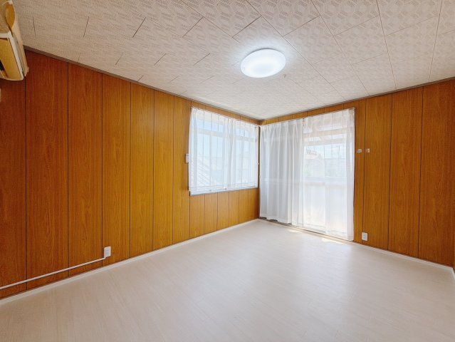 ■洋室｜南の窓から柔らかな陽射しが心地よく差し込むお部屋。休日はゆったりとした時間を過ごせそうですね。