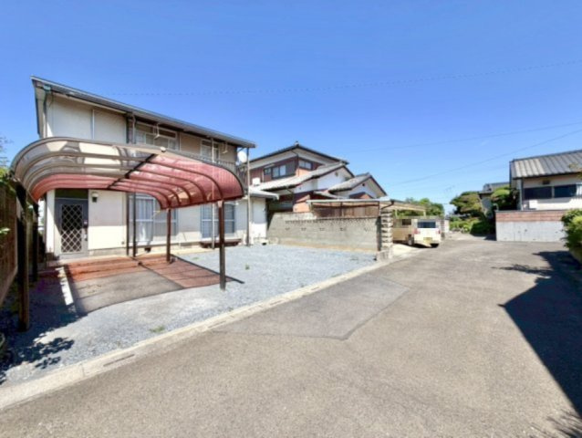 ■外観｜周囲の見渡しが良く、車の出入りの際も安全確認がしやすいため、小さなお子様がいるご家庭でも安心です。