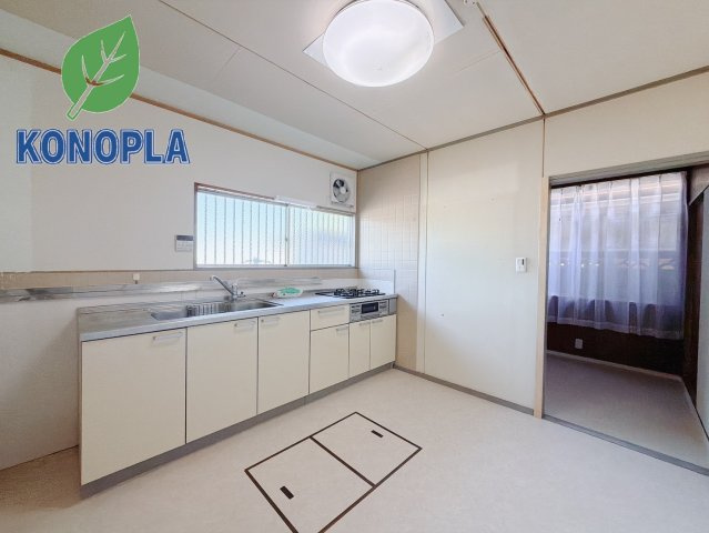 ■ダイニングキッチン｜キッチンの部屋が独立している為、お料理時の油の臭いや煙などが隣接するお部屋に充満しにくい造りとなっています♪