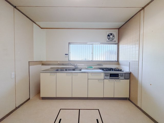 ■ダイニングキッチン｜独立キッチンのメリットは人目を気にせずお料理が出来ることです！来客時にも手元を見られない安心感があります。収納棚を設けてスッキリしたキッチンに変身可能です♪