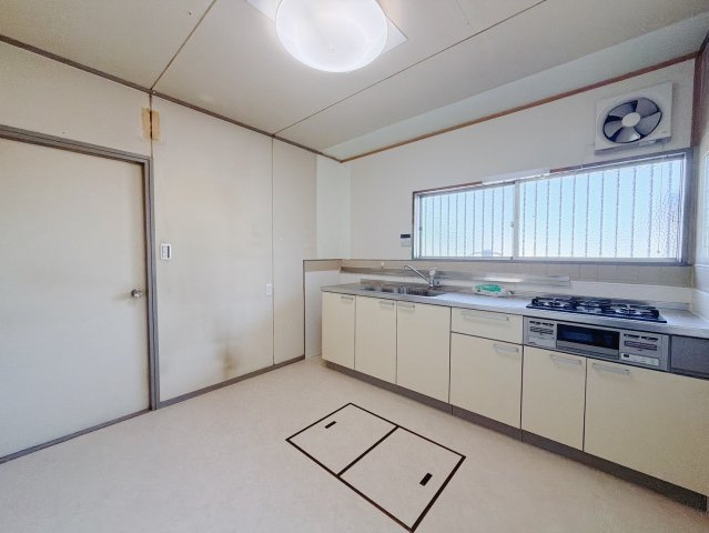 ■キッチン｜ワークトップ下には、圧力鍋やパスタ鍋などのかさばる調理器具もラクラク収納可能！ものが溢れがちなキッチン回りもスッキリきれいに管理ができます♪