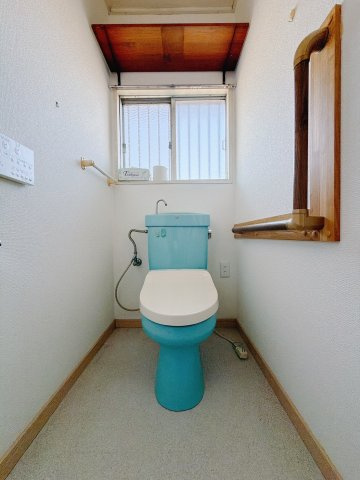 ■トイレ｜自然光が入る落ち着いた空間です。ついつい長居してしまいますね♪