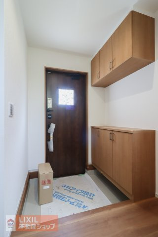 【玄関】現地完成写真。ゆったりと明るい玄関がご家族や来客をお出迎え。