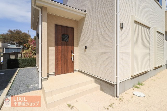 【エントランス】現地完成写真。ゆったりとした玄関。奥行きのあるポーチで雨の日も安心です。