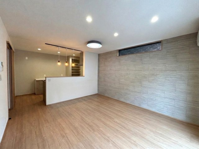 【リフォーム後】広々としたリビング！タイル風のアクセントクロスがオシャレ♪
