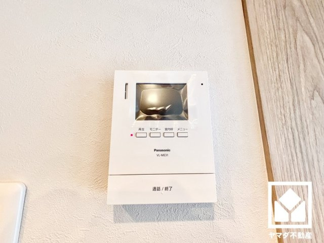 突然の来訪時にも防犯面で心強いモニター付きインターホンを設置。お留守番中のお子様も、室内からスムーズに相手の確認ができます。