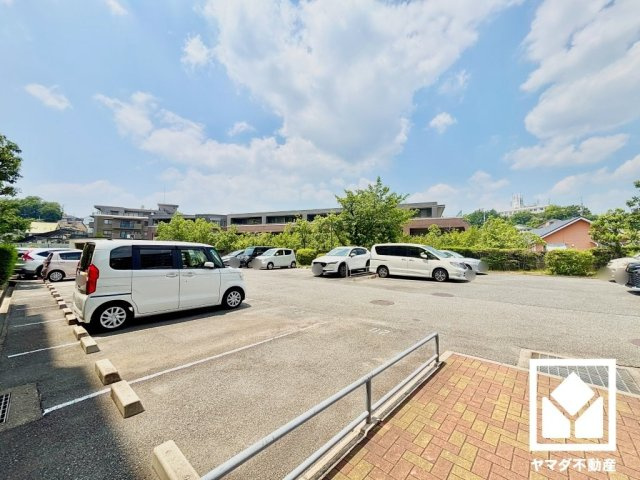 敷地内に平面自走式駐車場を設置（月額9500円）。重い荷物や雨の日の移動もスムーズで、快適なカーライフを実現。空き状況等の詳細は弊社スタッフまでお気軽にお問い合わせください。