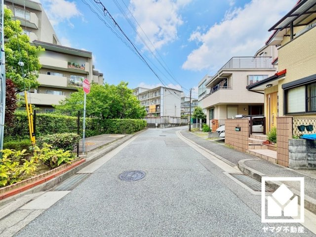 サイクルラック付きの駐輪場がございます。スッキリ整理されて、自転車同士が接触・転倒しにくい設計です。平置き・屋根付きの子供専用駐輪場も設置されています。