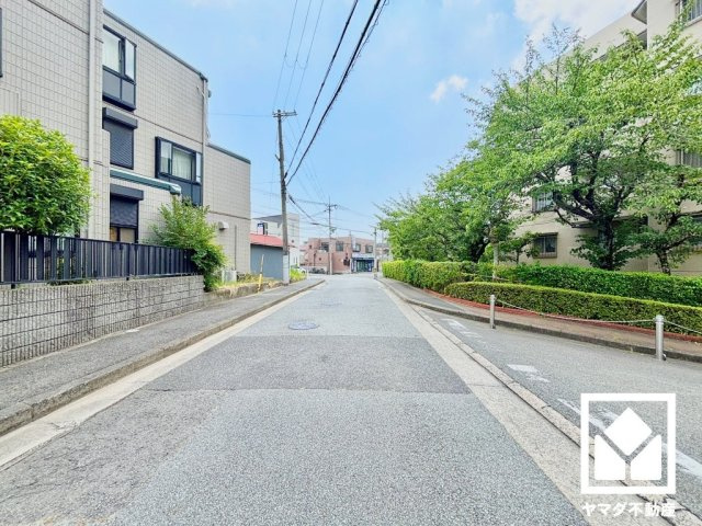 屋根付きのバイク置き場も備えています。しっかり区画が整理されており、使い勝手の良い設計です。