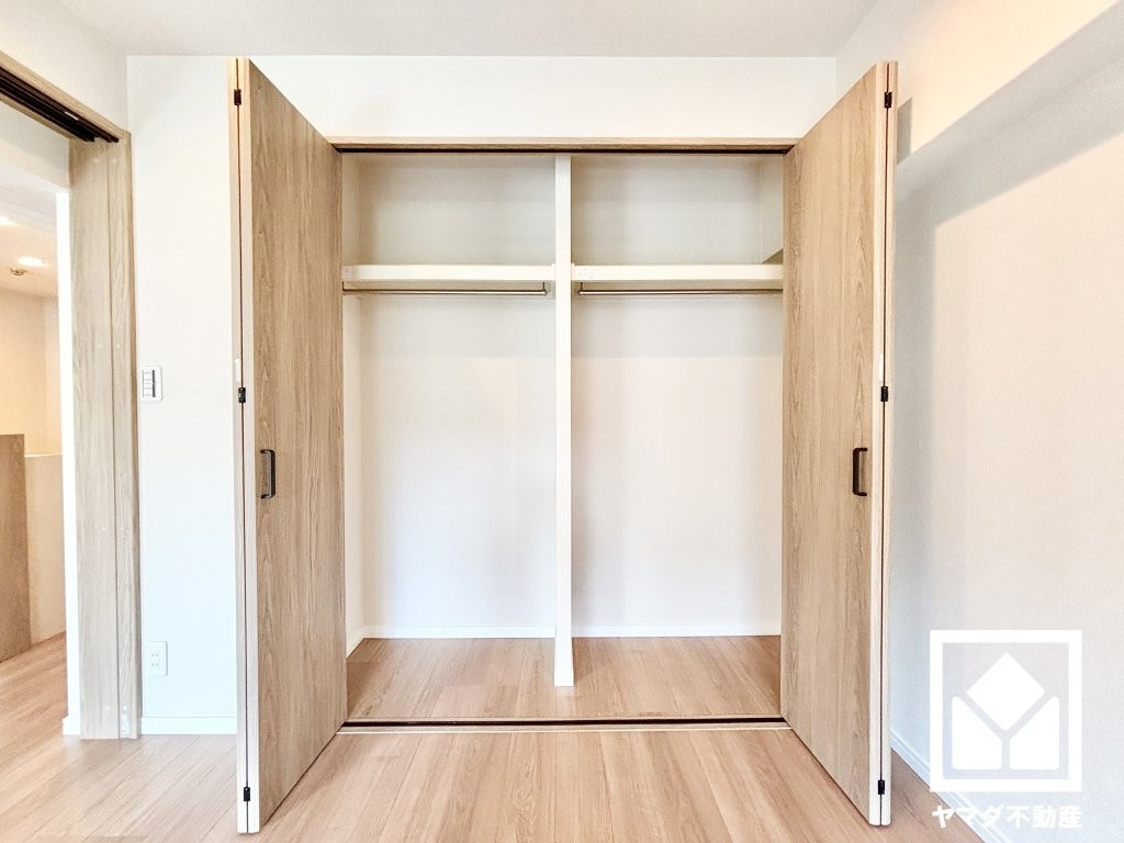クローゼットは奥行きがあるので、収納力も申し分ありません。お洋服はもちろん、スーツケースなどの大物もしっかり収納できます。