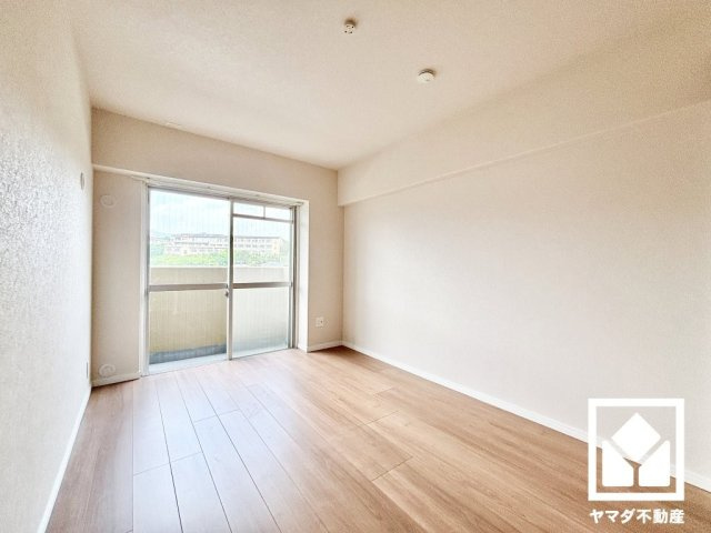 約5.8帖の洋室です。全居室バルコニーに面したお部屋となっております。風通しが良く、明るい陽光がたっぷり差し込む心地よい生活空間です。