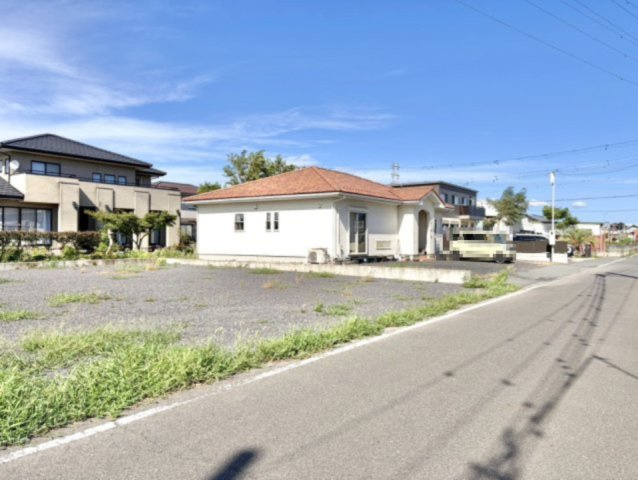 ■外観｜すべての空間が地面に近い平屋は、屋外に出やすく、窓から外の景色や緑を取り込めば自然を身近に感じられます。芝生を植えて子どもやペットが走り回れるようにすると、さらに屋外で過ごす時間を楽しめます♪
