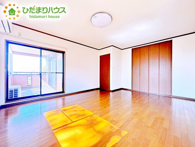 バルコニーに面していて、たっぷり光りの入る明るい主寝室です！