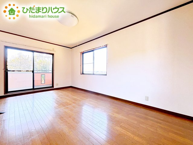 二面採光の設計で明るい時間帯は陽が入り、リラックス出来るお部屋となっています。