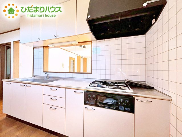 シンプルなシステムキッチン♪広々としていてお料理をするのにも十分な広さがあります！お子様とお菓子作りをしたり、新しいお料理に挑戦したり毎日の家事が楽しくなりそうです！