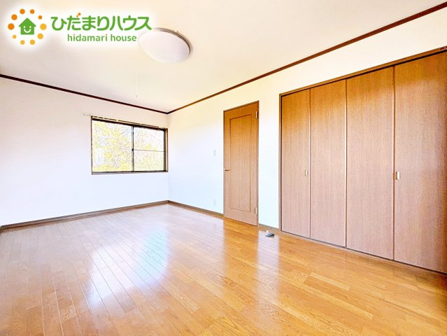 室内には収納スペースもあり、衣類や小物類をたっぷり収納可能。お部屋をより広くお使いいただけます。