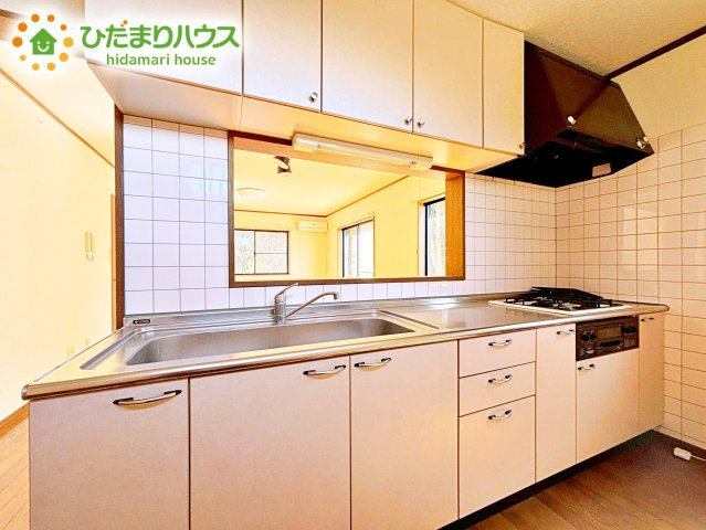 料理をしながらでも、ご家族との会話を楽しめる対面式キッチン♪