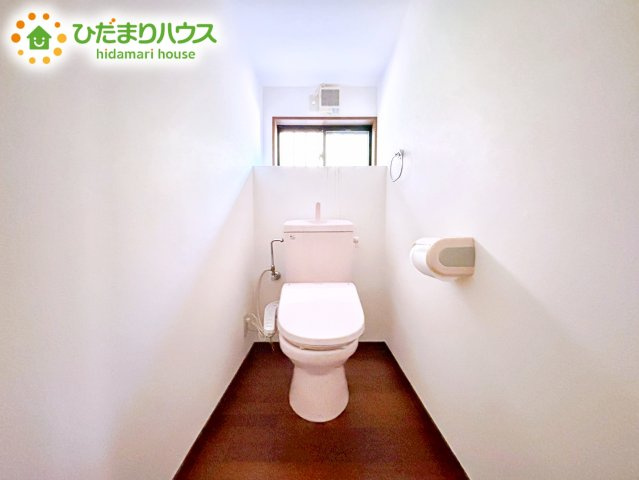 小窓で採光面と通気性を確保しておりますので、陽射し差し込む明るい空間で、いつもさわやかな状態を保っていただけます！トイレスペースが1階・2階にございますので、ゲスト用・家族用に分けることもできます。