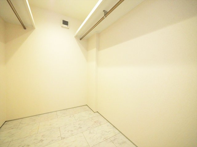 3階に設けられた大型ファミリークローゼットです！家族全員の衣服を1箇所にすっきりまとめられます♪