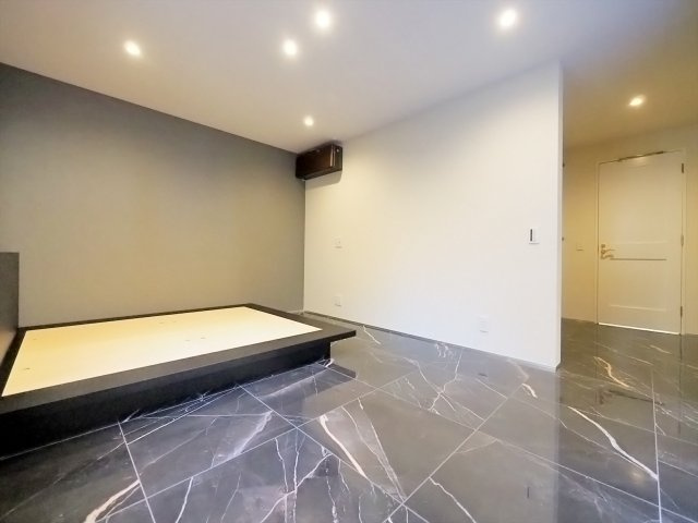 東側テラスに面した明るい1階約8.8帖の洋室です！朝日を感じながら心地よく目覚めることができます♪