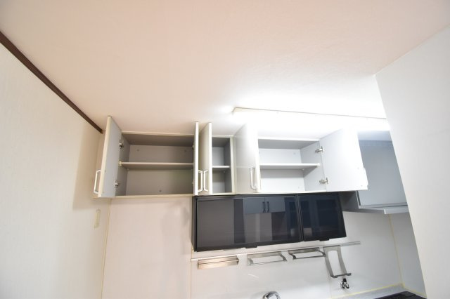 キッチン上部にある収納スペース