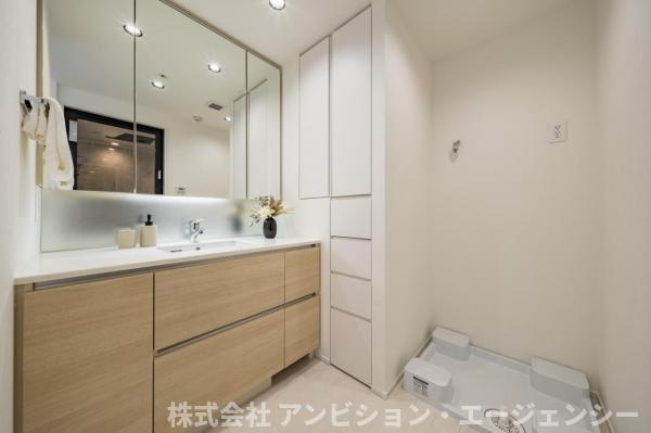 身支度が楽しくなる三面鏡付きのワイド洗面台。リネン庫も備え、洗面小物を機能的に整理整頓できます。