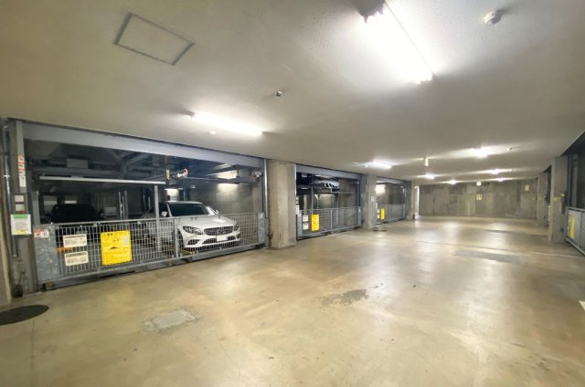 屋内駐車場のため防犯面も安心。出し入れにゆとりがあり、スムーズにご利用いただけます。