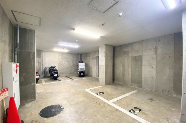 屋内バイク置き場のため、雨風の影響を受けにくく、保管環境も良好です。