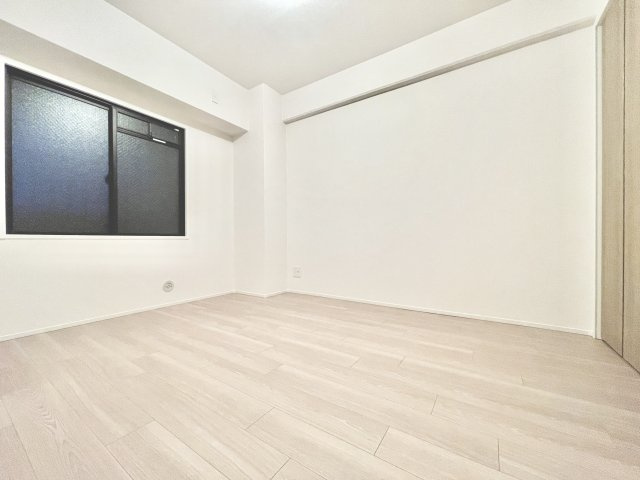 約5.5帖の洋室！全居室フローリング仕様でお掃除ラクラク。収納も備わり、居室空間を広くお使いいただけます。