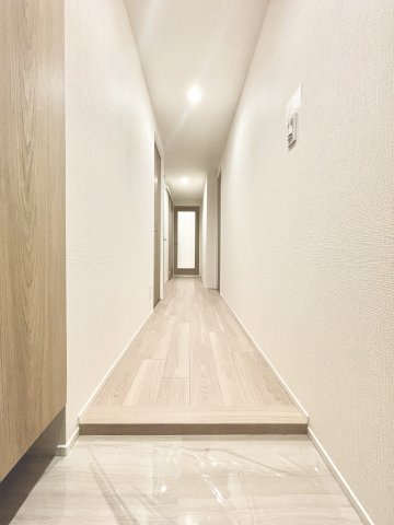 玄関からLDKへ続く廊下！※掲載中の写真は広角レンズで撮影のため、実際の見え方とは異なります。